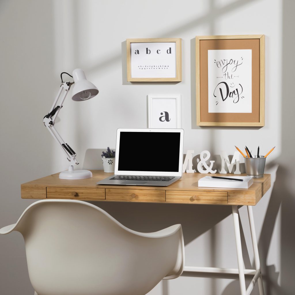 espace-travail-agreable-organise-lampe